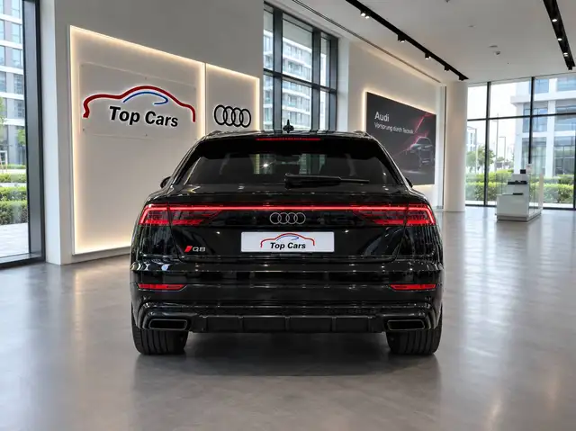 Audi Q8 view 5