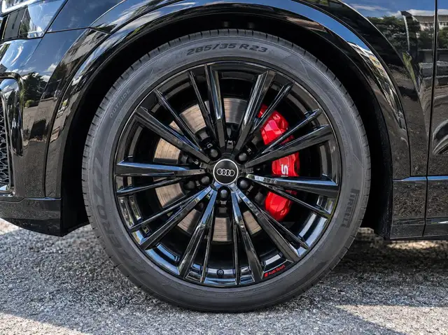 Audi Q8 view 8