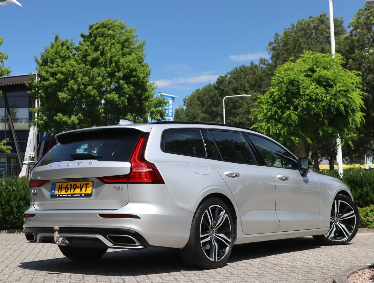 Volvo V60 2.0 T4 R-Design / Panoramadak / Trekhaak Grijs - 2