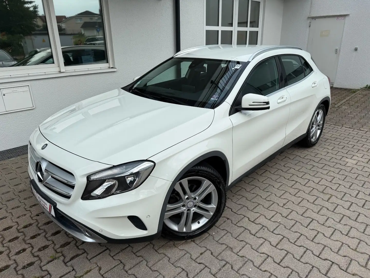 Mercedes-Benz GLA 220 d CDI 4Matic Aut. Urban Navi Sportsitze Weiß - 1