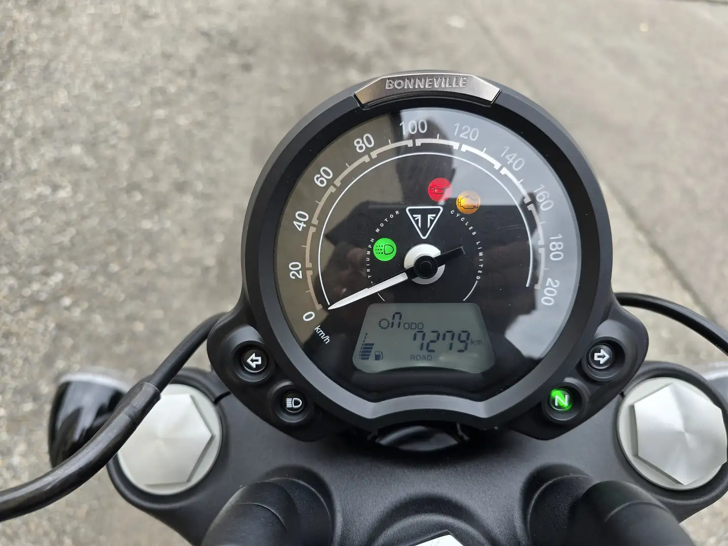 Triumph Bonneville Bobber Negro - 2