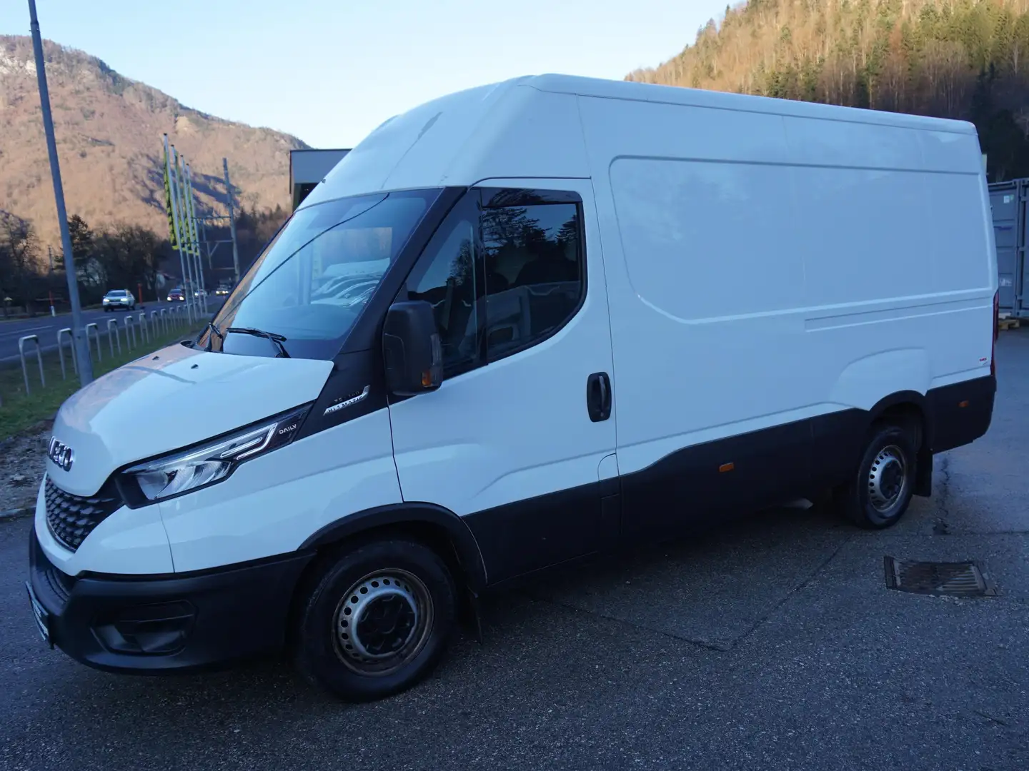 Iveco Daily 35 S 140 Hi-Matic Weiß - 2