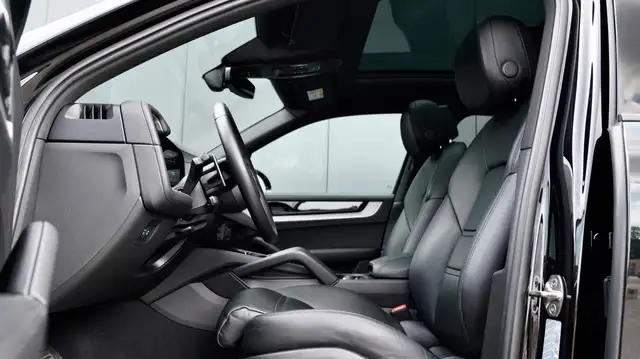 Porsche Cayenne view 15