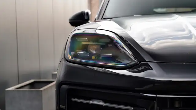 Porsche Cayenne view 9