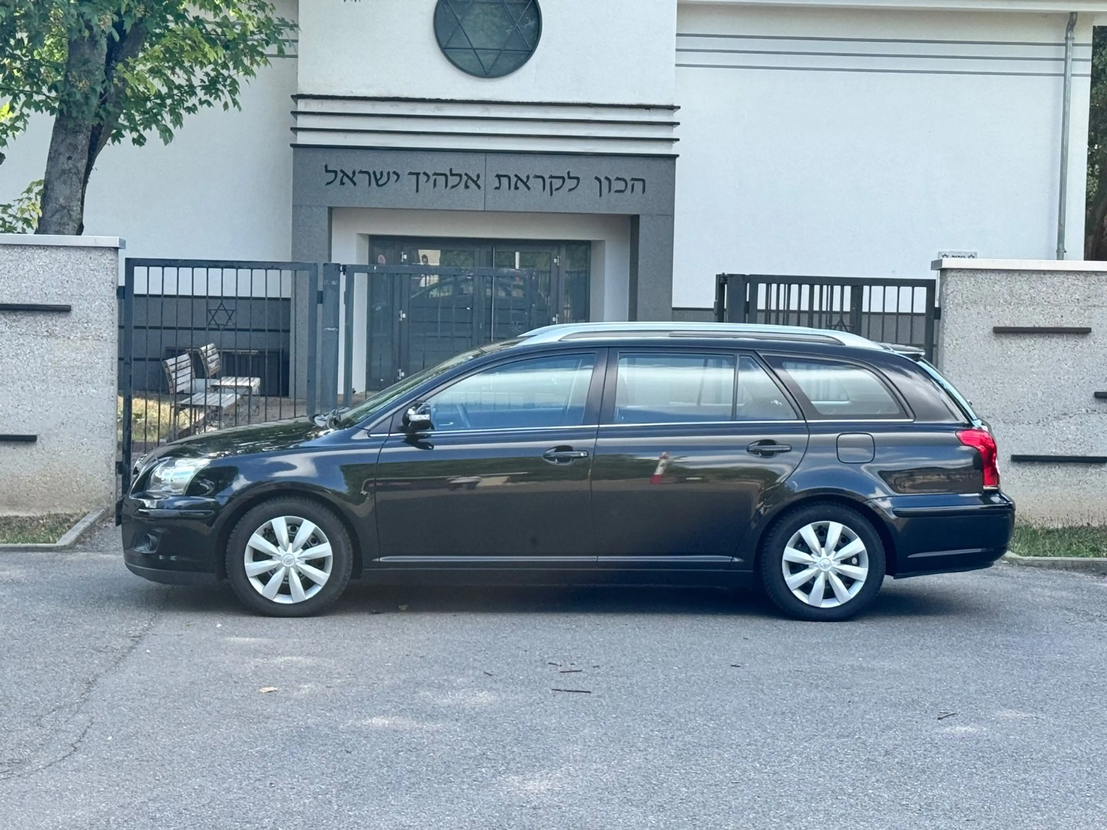 Toyota Avensis Kombi 1.8 Sol /1-Hand/Scheckheftgepflegt — photo 2