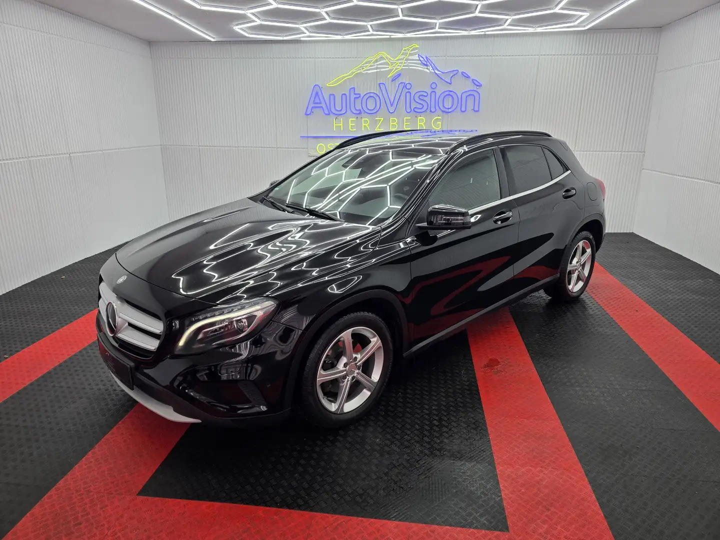 Mercedes-Benz GLA 220 GLA 220 d 4Matic 7G-DCT Style Schwarz - 1