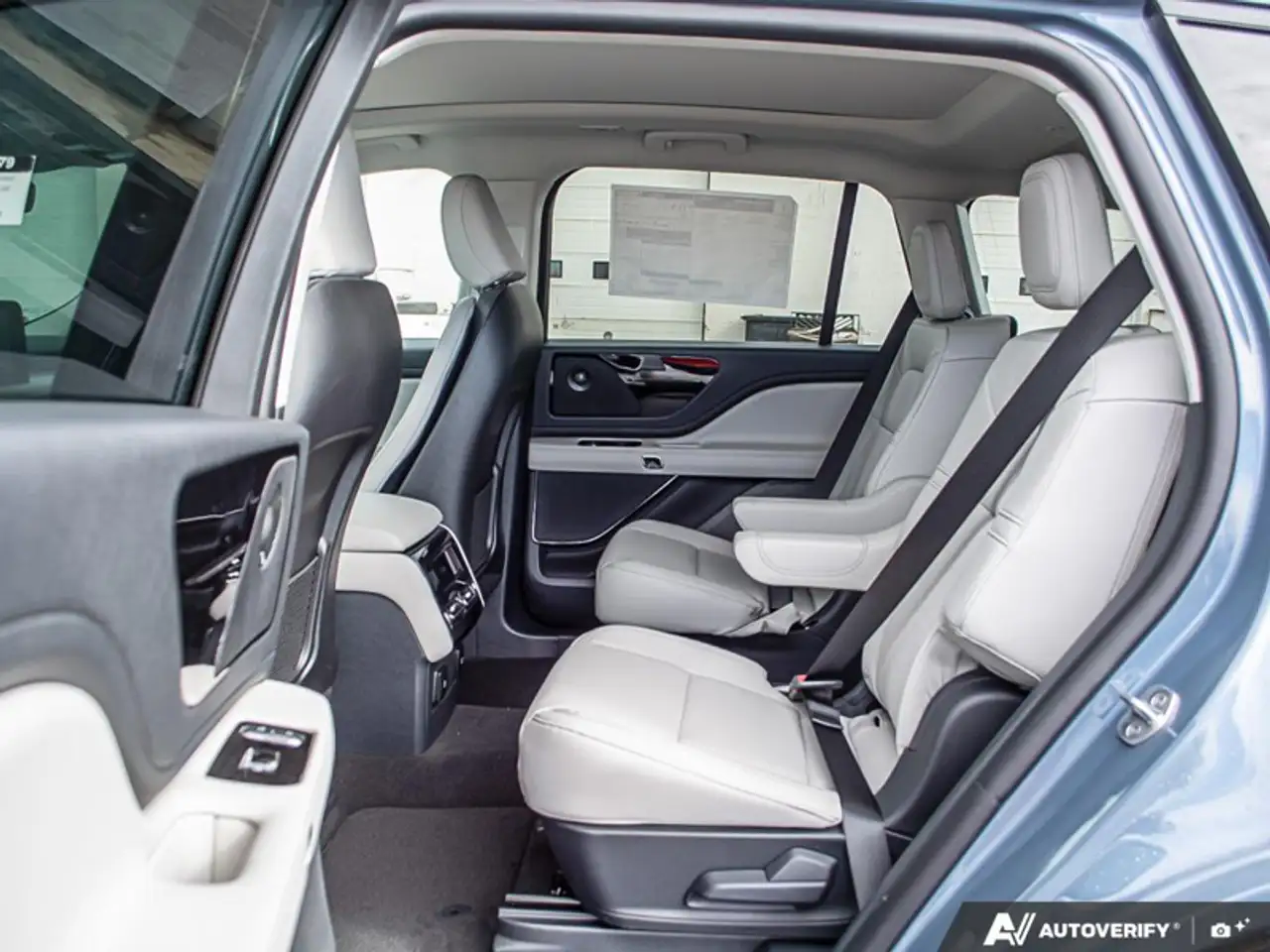 Lincoln Aviator снимка Lincoln Aviator