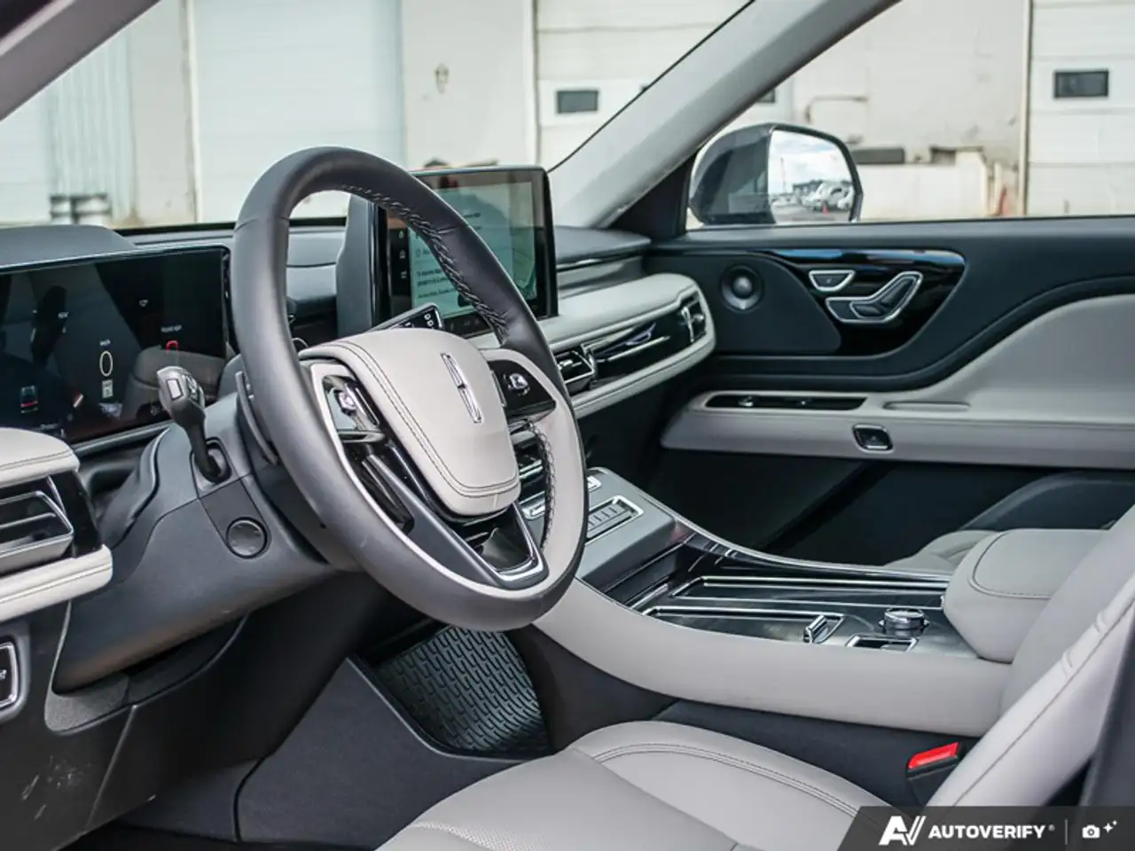 Lincoln Aviator снимка Lincoln Aviator