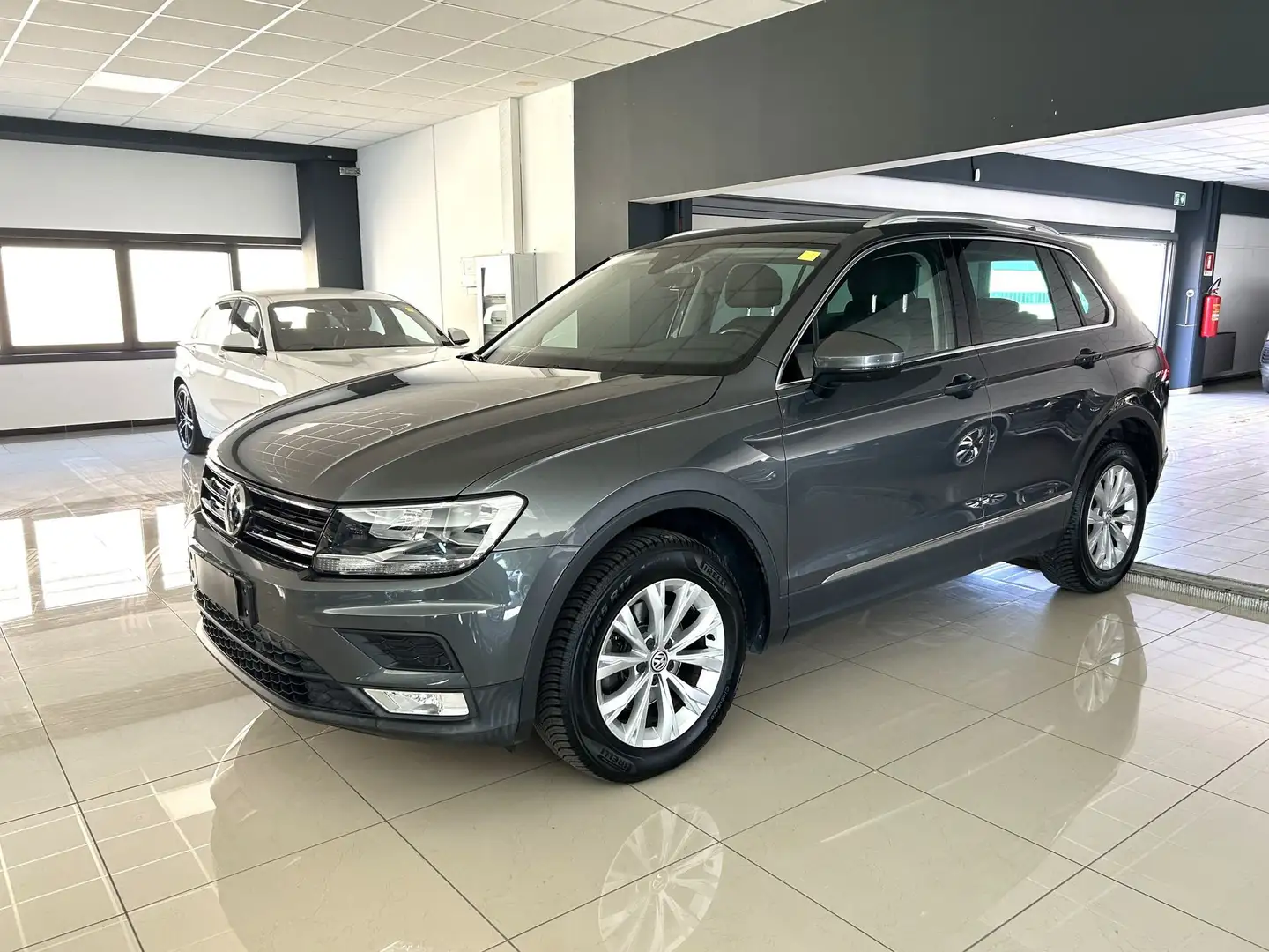 Volkswagen Tiguan Tiguan 2.0 TDI DSG 4MOTION Business Grau - 1