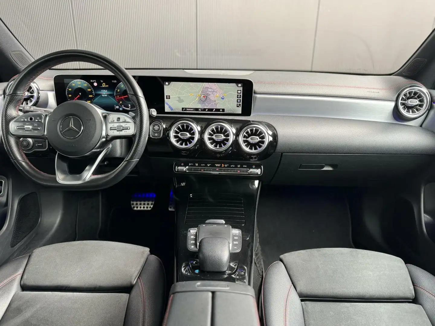 Mercedes-Benz CLA 200 Premium Plus Blauw - 2