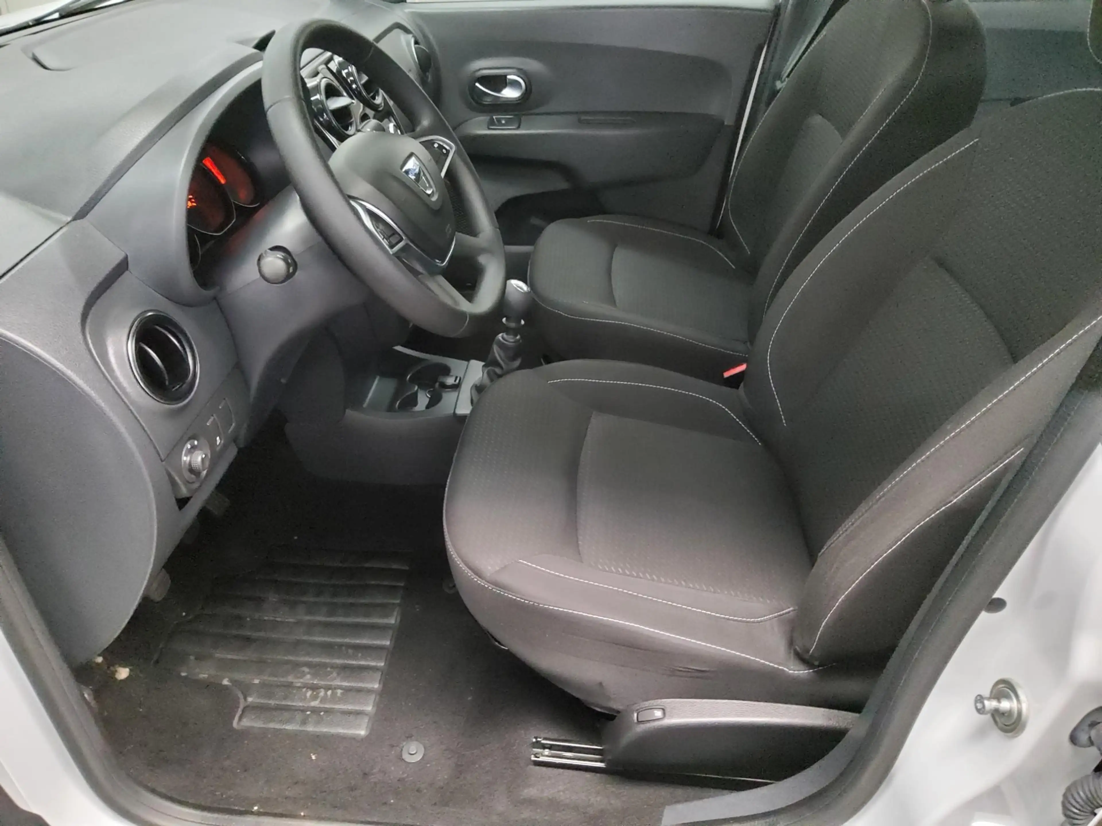 Dacia Lodgy 1.3 TCe Comfort 7-Sitzer BT Shz Tempomat — photo 8
