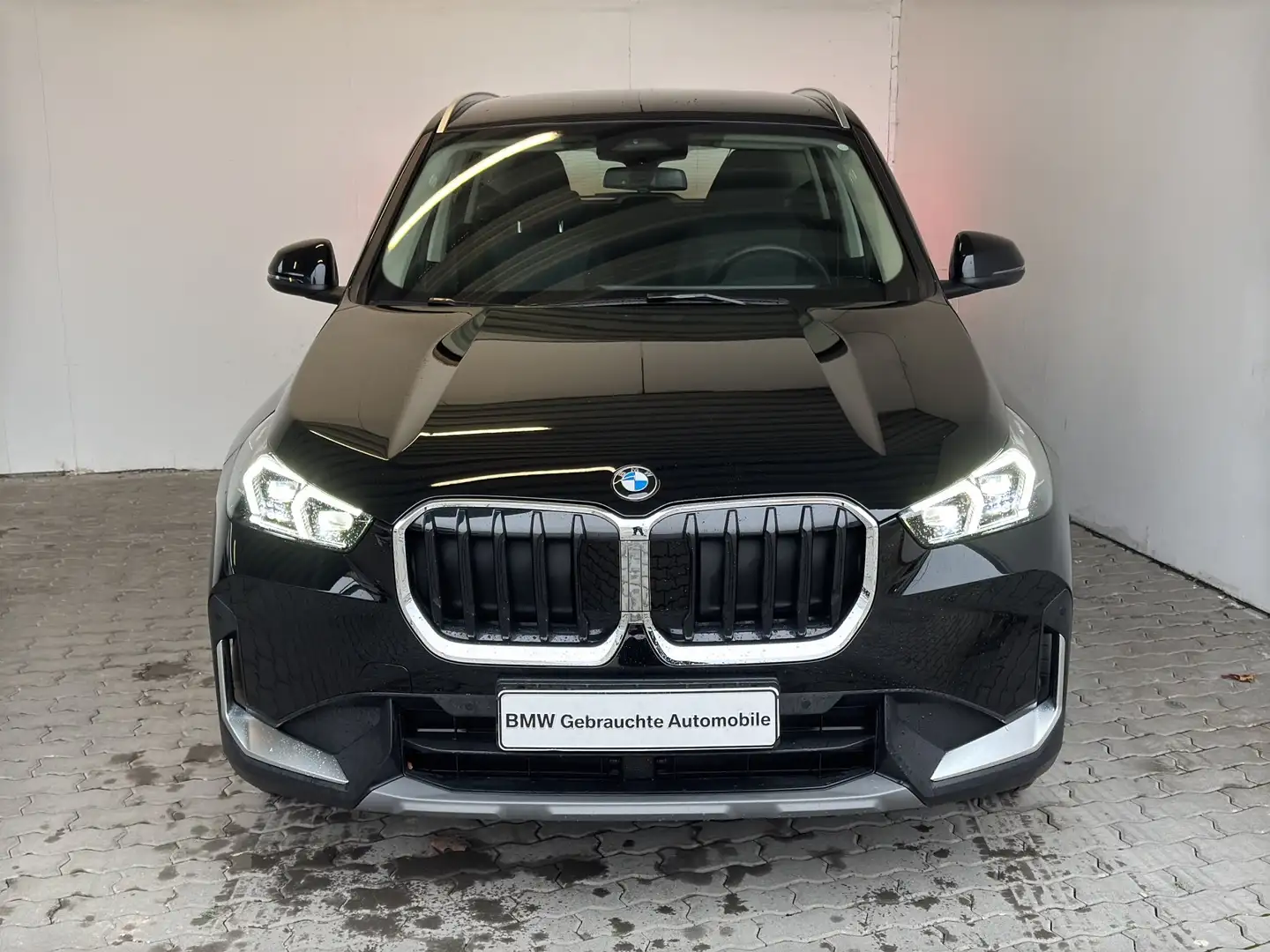 BMW X1 sDrive18iA NaviProf.LED.ParkAss.Keyl.RDA.DAB Noir - 1