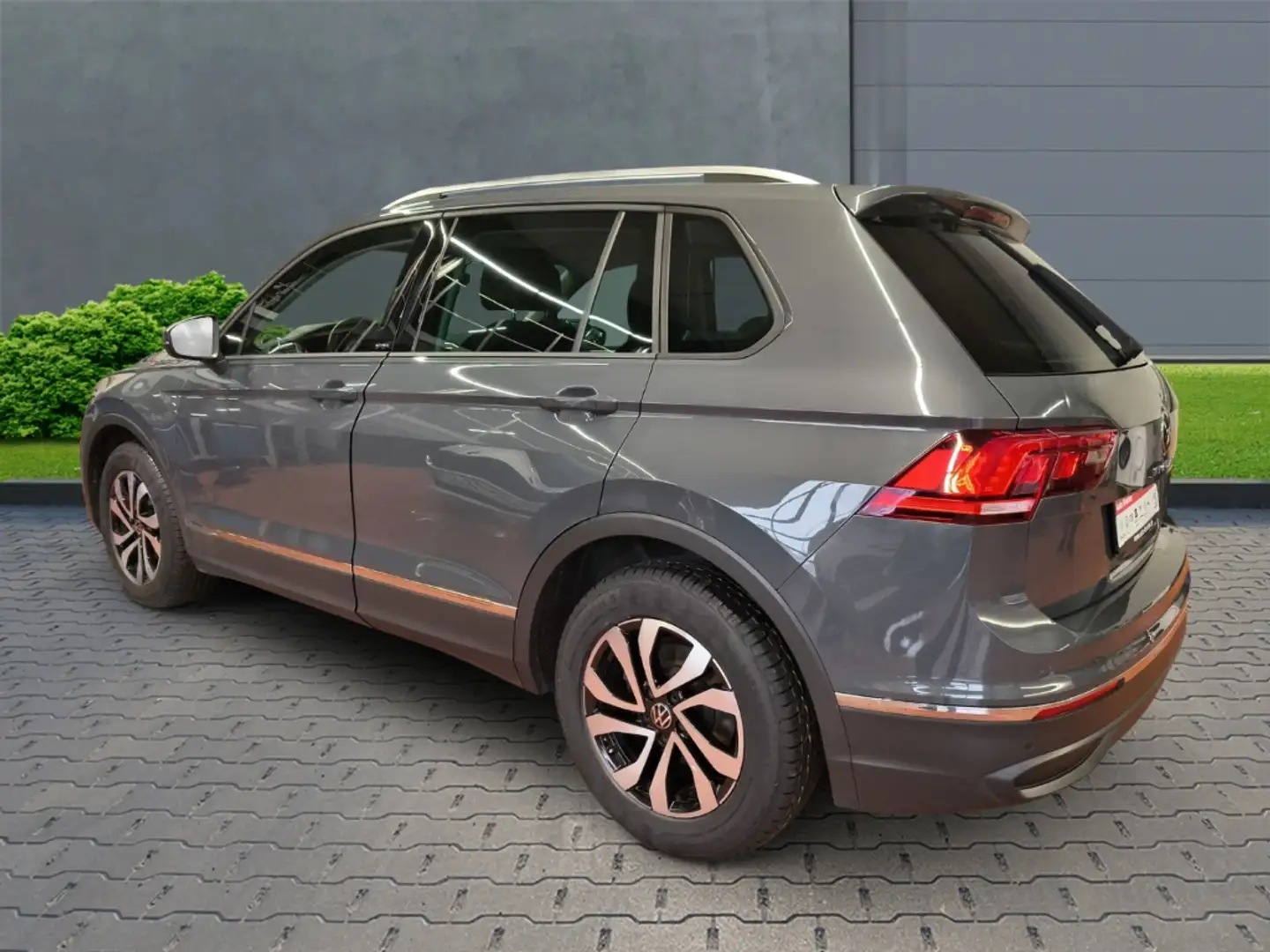Volkswagen Tiguan Active 2.0 TDI+Anhängerkupplung+Navi+Klimaautomati Grau - 2