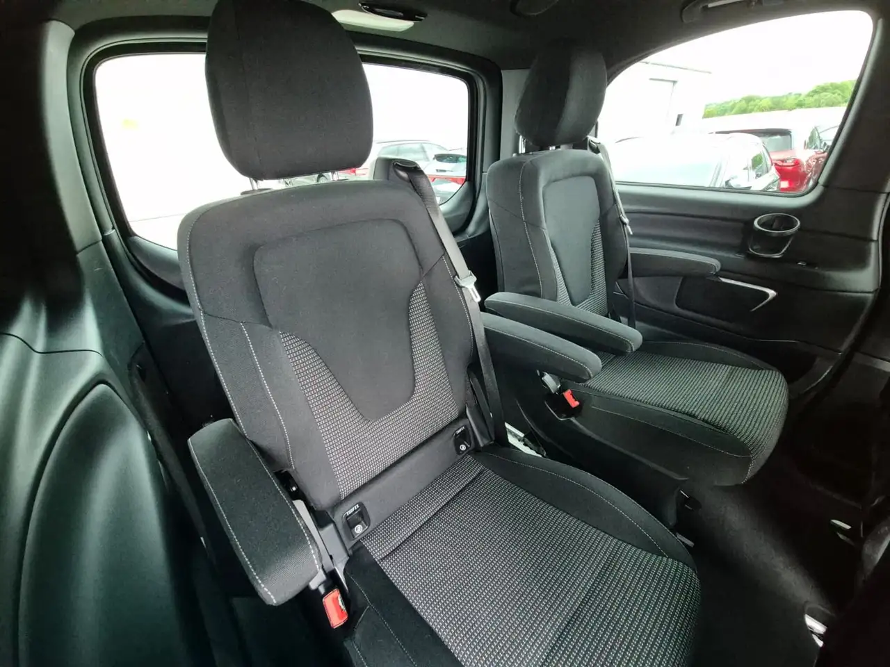 Mercedes-Benz V-Class d AMG kompakt LED*BURM*DIST*AHK*MBUX*NIGHT, миниатюра 17
