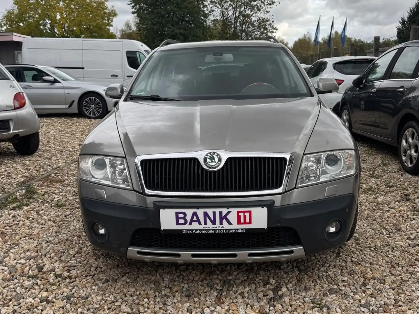 Skoda Octavia Combi Scout 4X4*Garantie*TÜV+Service Neu Beige - 2