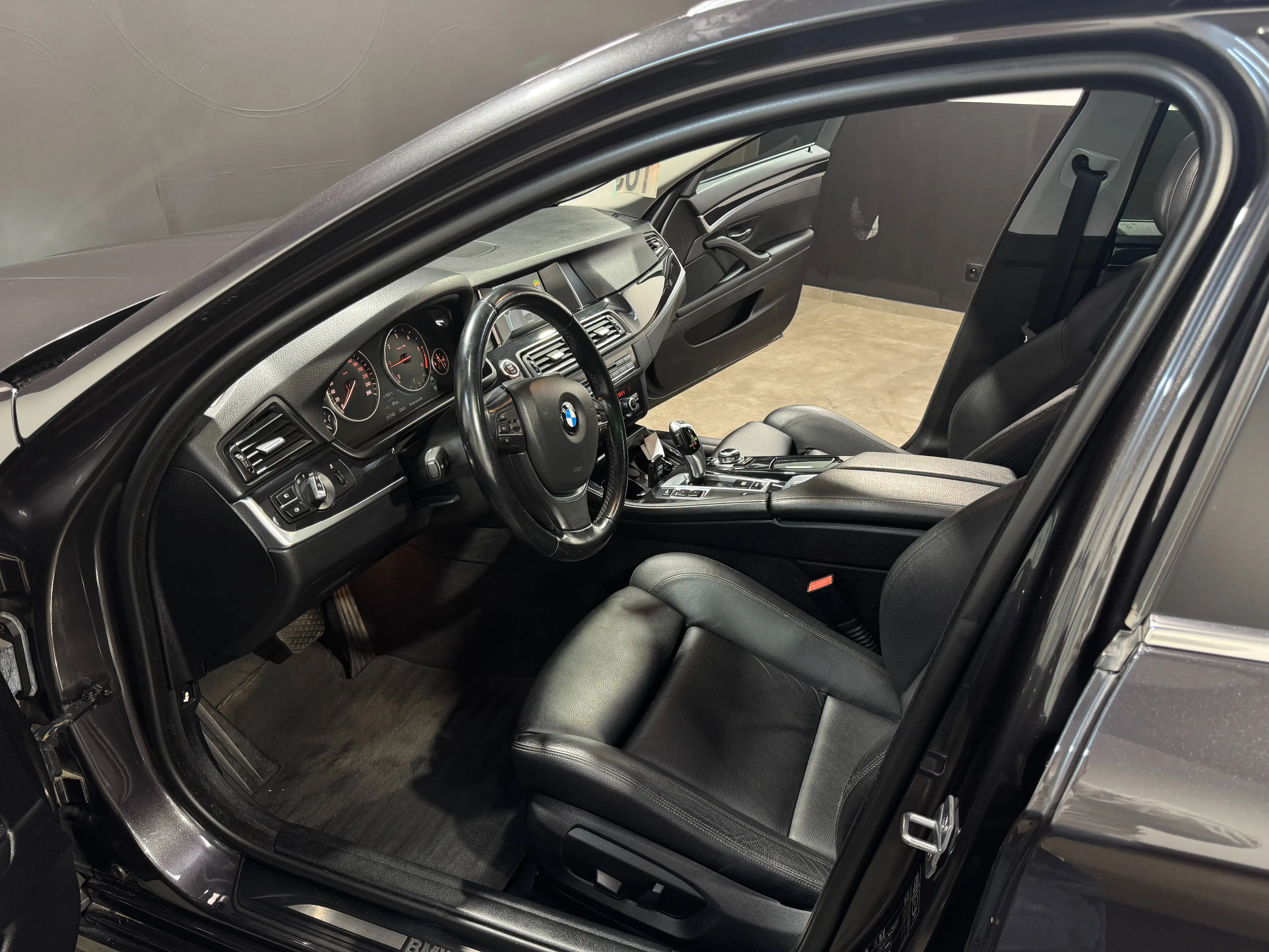 BMW 518 *** Automatique ** GPS ** Toit Pano ** Garantie 12 mois ** — photo 7