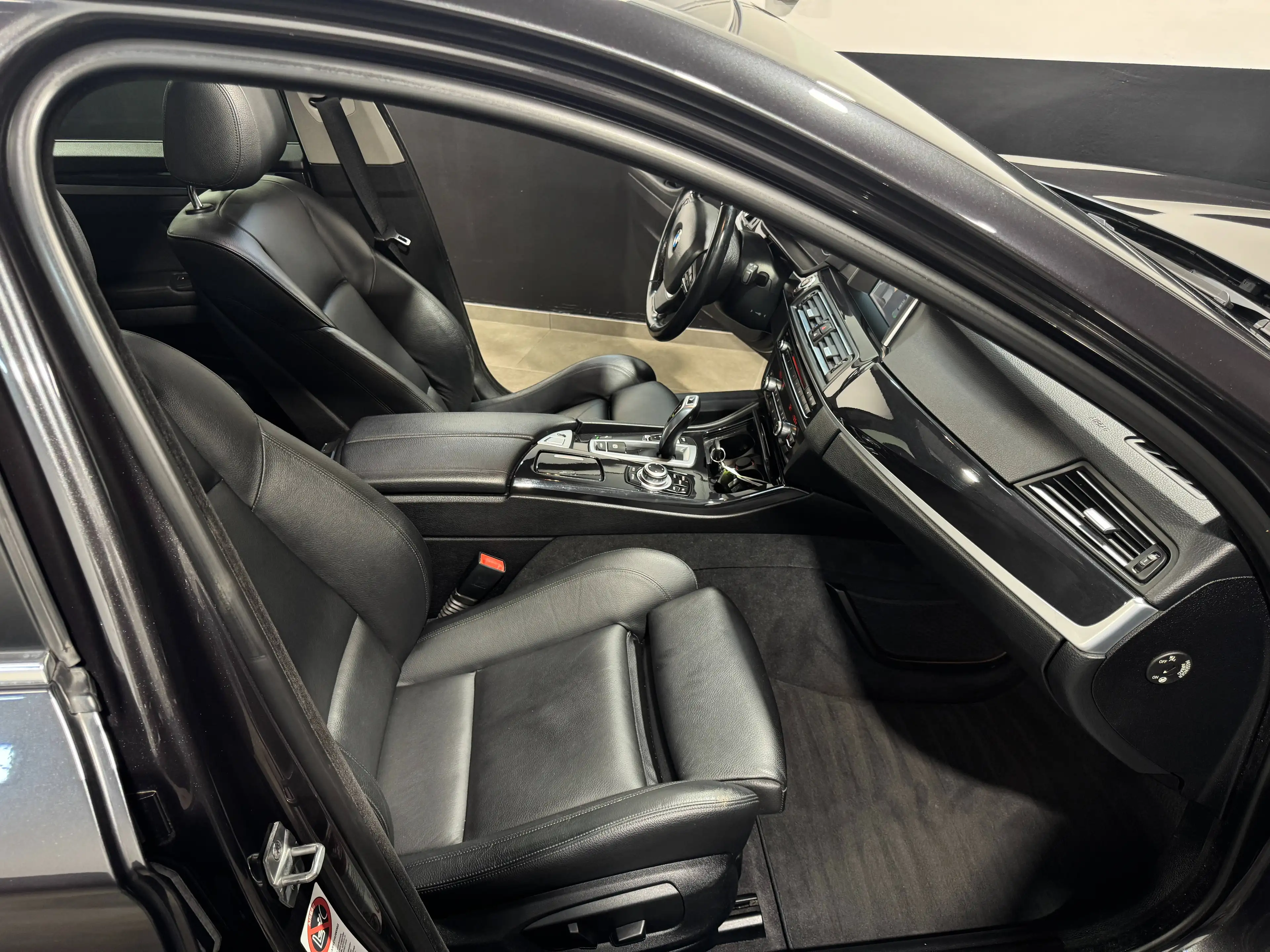 BMW 518 *** Automatique ** GPS ** Toit Pano ** Garantie 12 mois ** — photo 8
