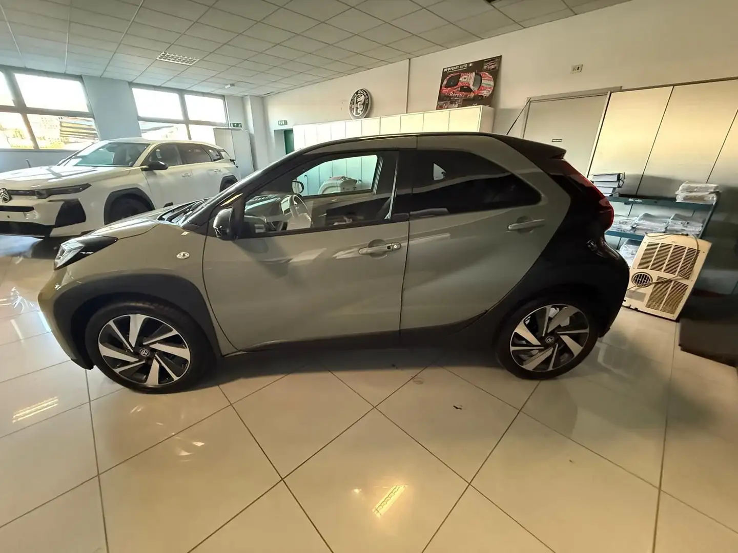 Toyota Aygo X Aygo X 1.0 VVT-i 72 CV 5 porte Lounge S-CVT Grigio - 2