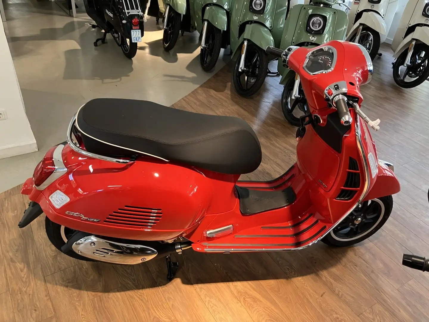 Vespa GTS 300 SUPER E5 ROSSO R7 Červená - 1