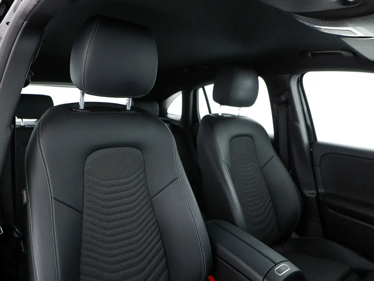 Mercedes-Benz GLA 180 d executive auto, миниатюра 11