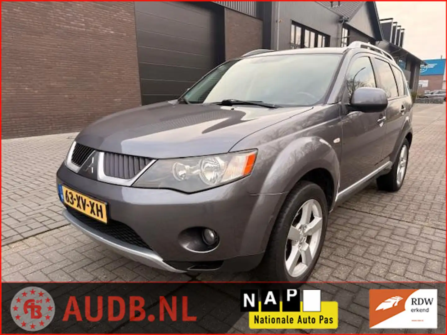 Mitsubishi Outlander 2.4 Intense+| AUTOMAAT|4X4|7 PERSOONS|CARPLAY| CRU Grau - 1