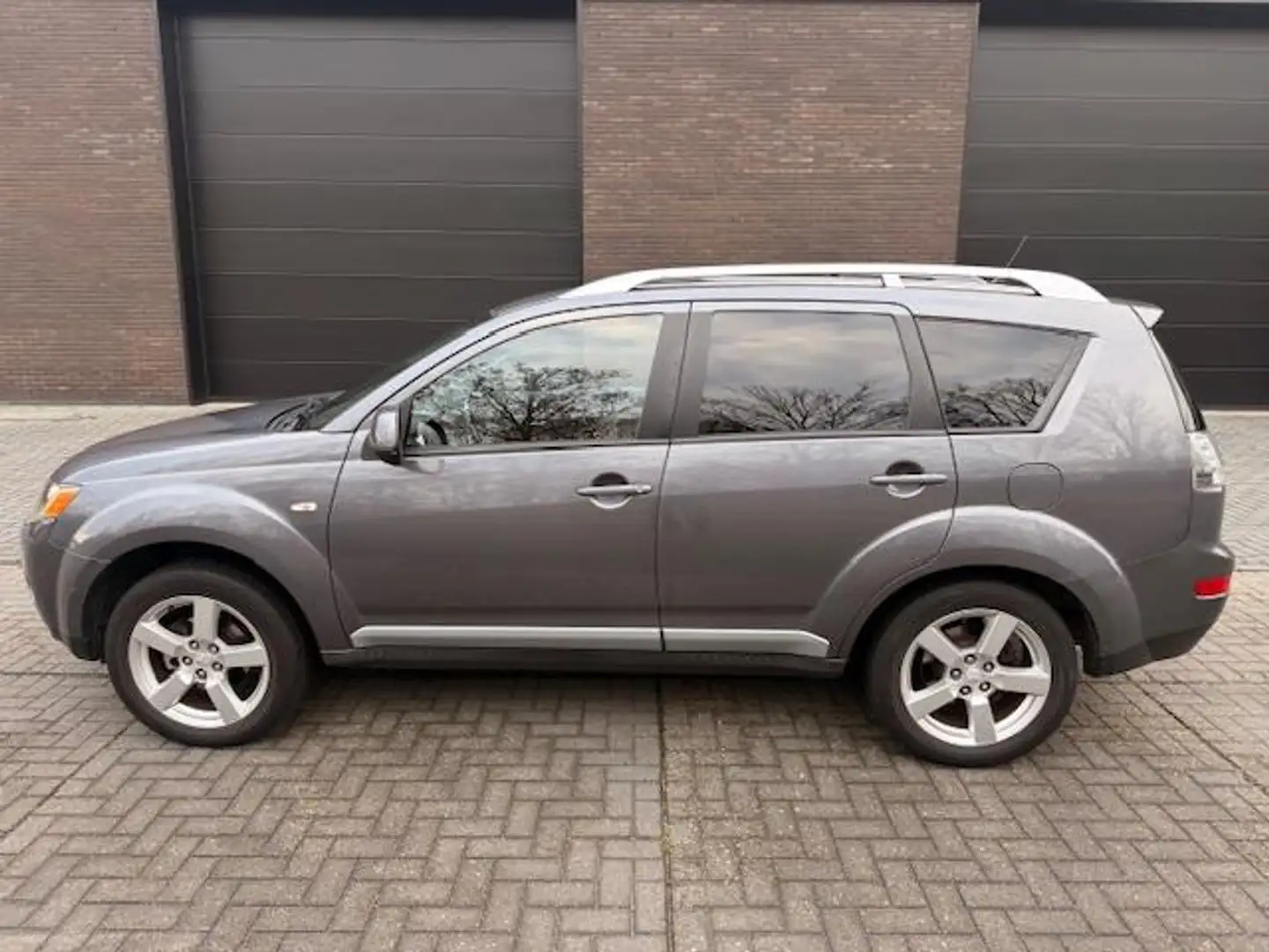 Mitsubishi Outlander 2.4 Intense+| AUTOMAAT|4X4|7 PERSOONS|CARPLAY| CRU Grau - 2