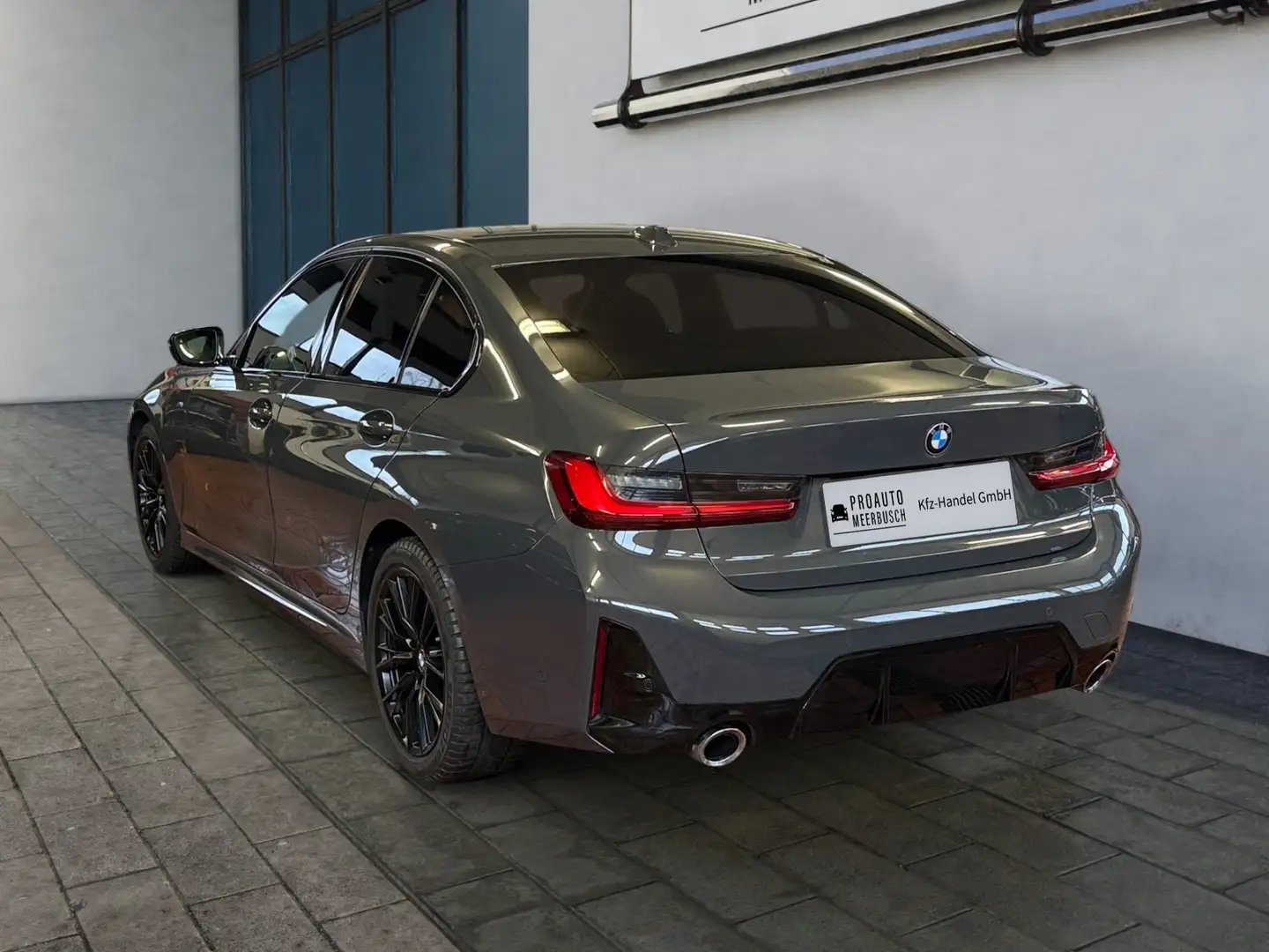 BMW 320 i M Sport MMRY/ACC/ADAPTLED/GLASDACH/HIFI Grau - 2