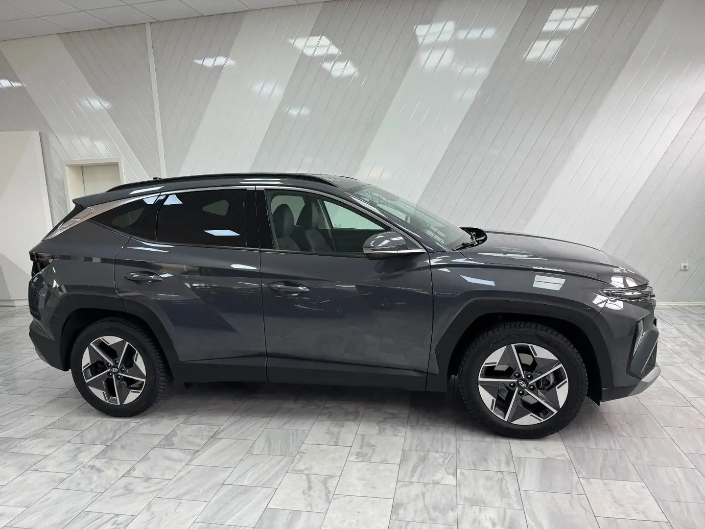 Hyundai TUCSON 1.6 CRDi 48V Trend Allrad Navi Kamera Grijs - 2