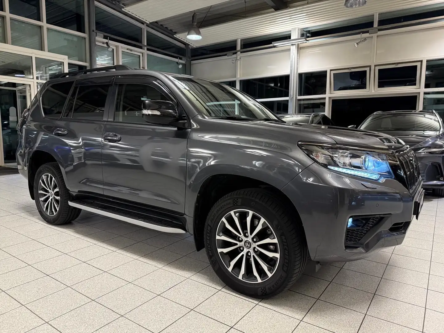 Toyota Land Cruiser 150 "BLACK EDITION"-7-SITZE-360 C.-DVD R-SSD Grau - 2