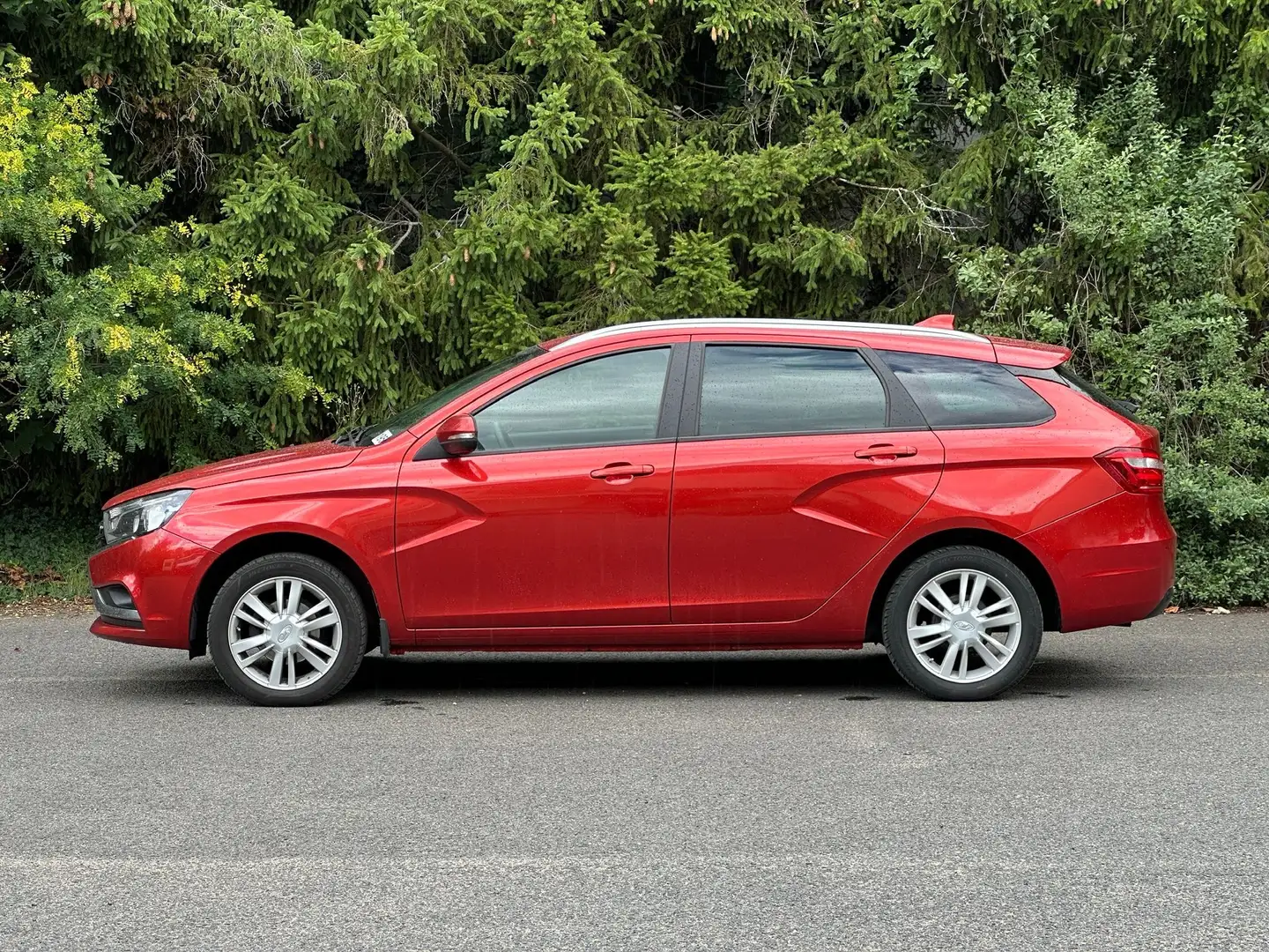 Lada Vesta 1.6 Basis AUTOMATIK+1.HAND+KLIMAAUT+NAVI+TEMPOMAT+ Rouge - 2