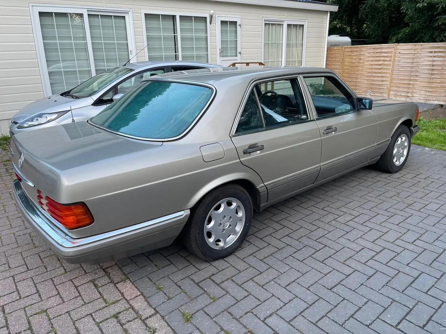 Mercedes-Benz S 260 SE Beżowy - 2