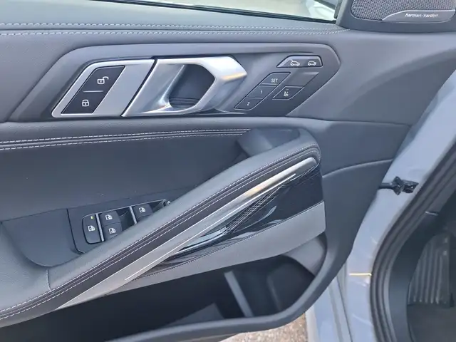 BMW X6 view 11