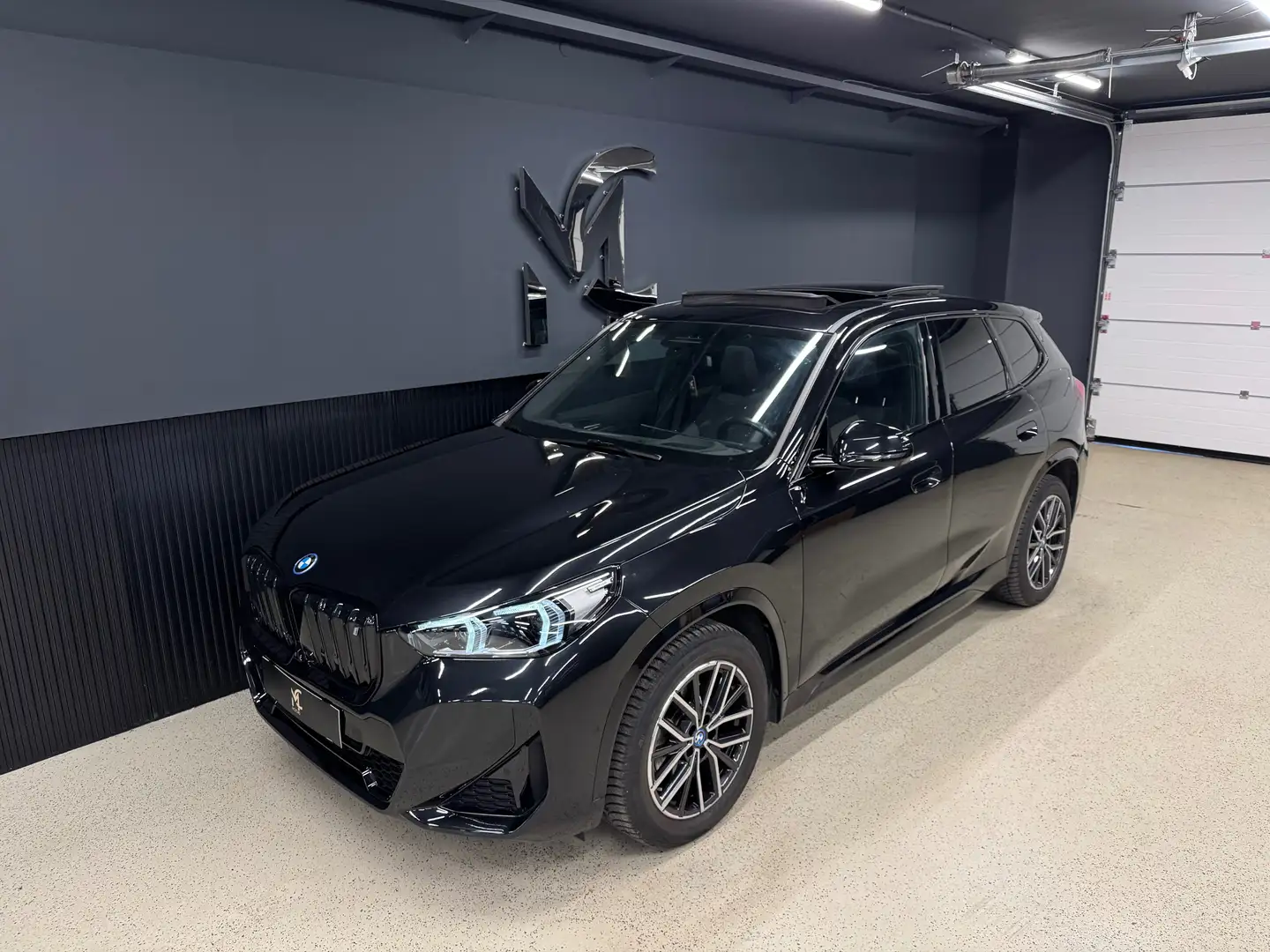 BMW iX1 20 eDrive`M-SPORT`PANO`LED`HIFI`HUD`KAMERA`AHK`LMF Schwarz - 1