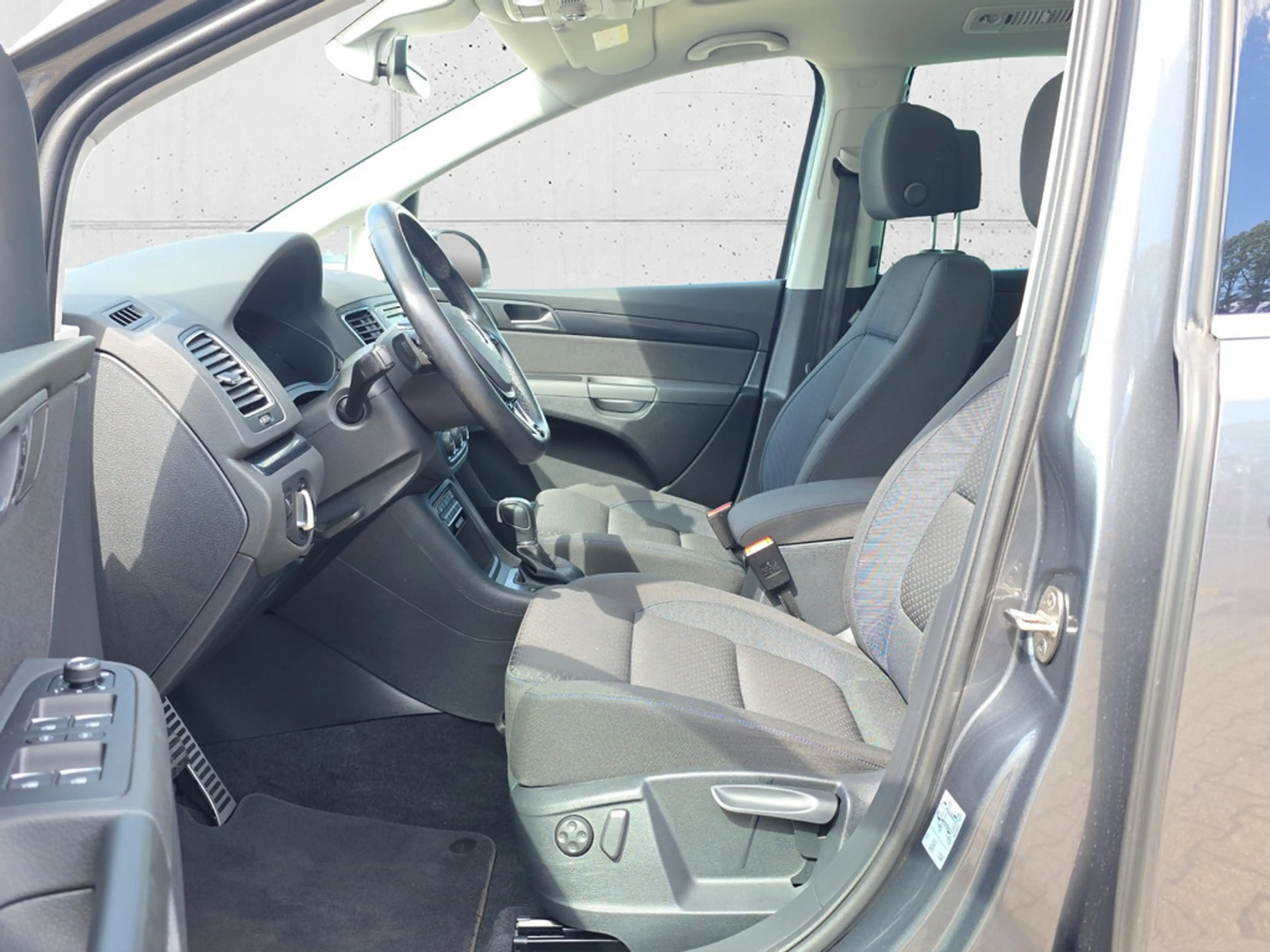 Volkswagen Sharan 1.4 TSI United 7-SITZER NAVI AHK PANO — photo 9