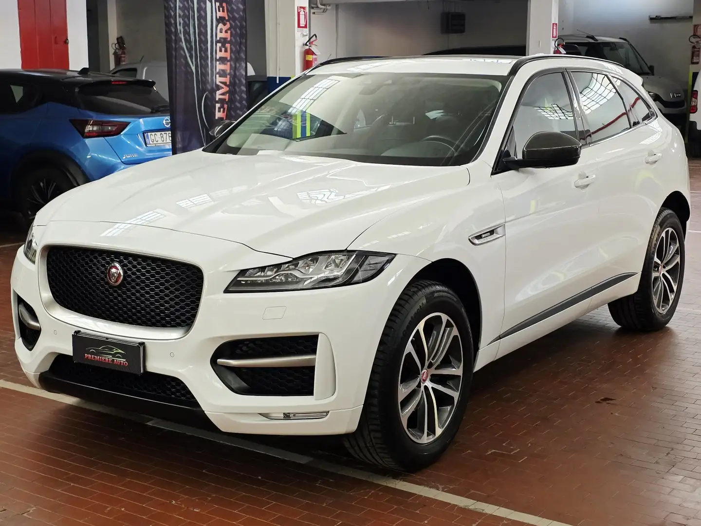 Jaguar F-Pace Jaguar F-Pace 2.0d i4 R-Sport awd 240cv auto my19 Bianco - 2