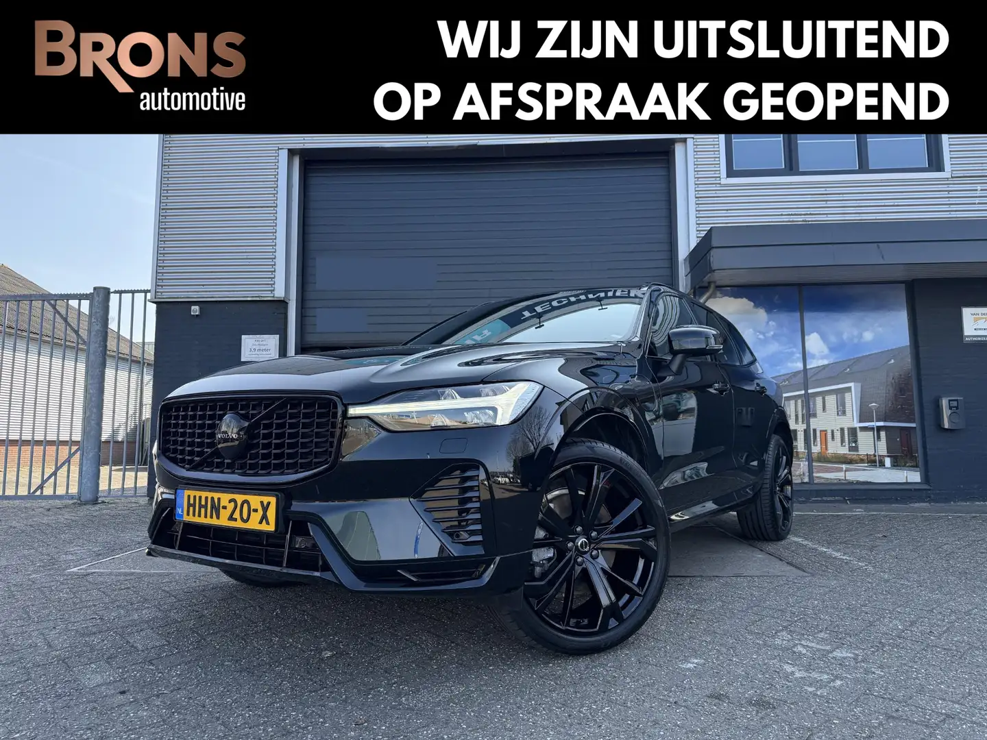 Volvo XC60 2.0 T6 Plug-in hybrid AWD Plus Black Edition trekh Negro - 1
