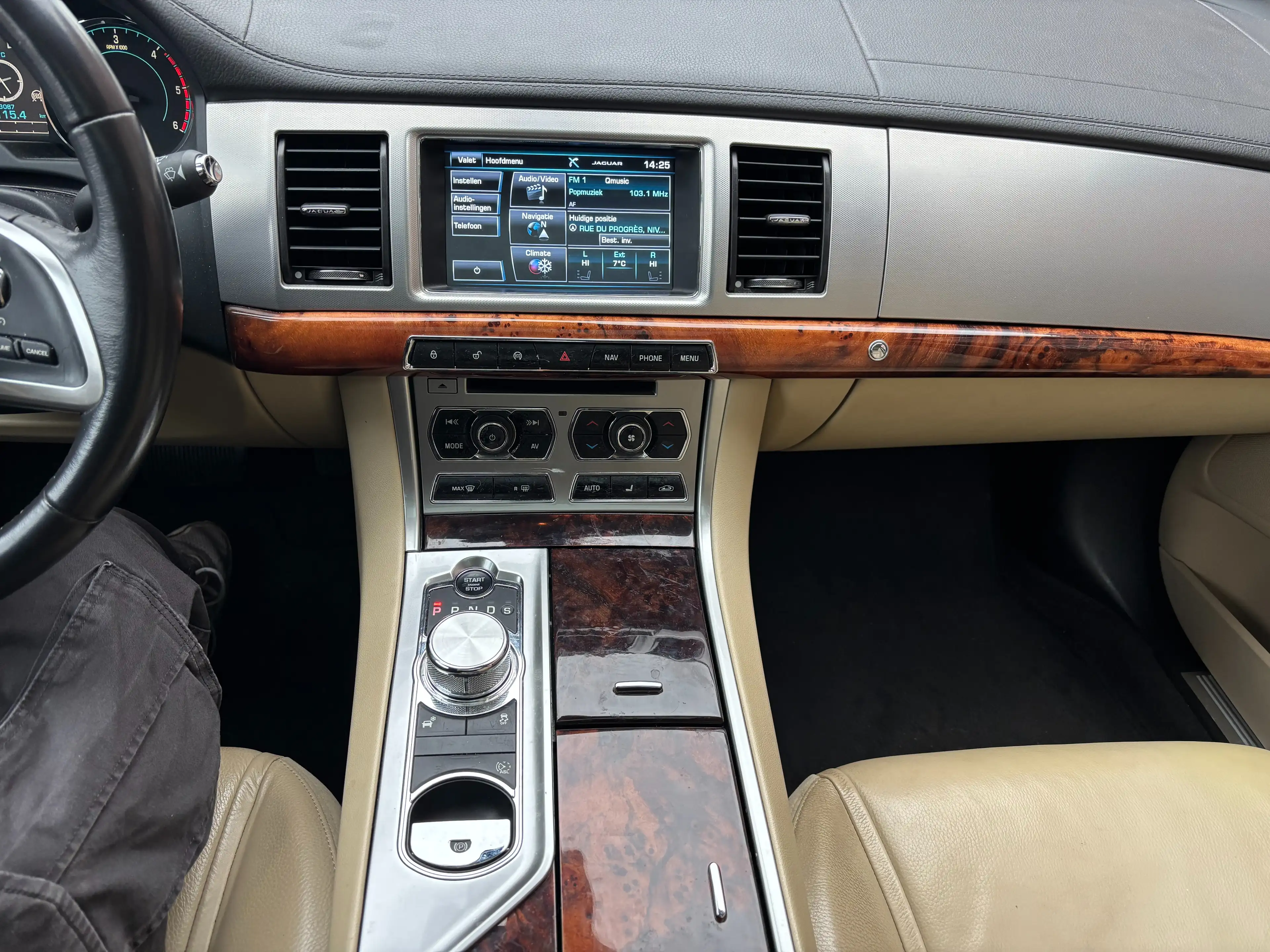 Jaguar XF XF 2.2 D Tech Edition — photo 12