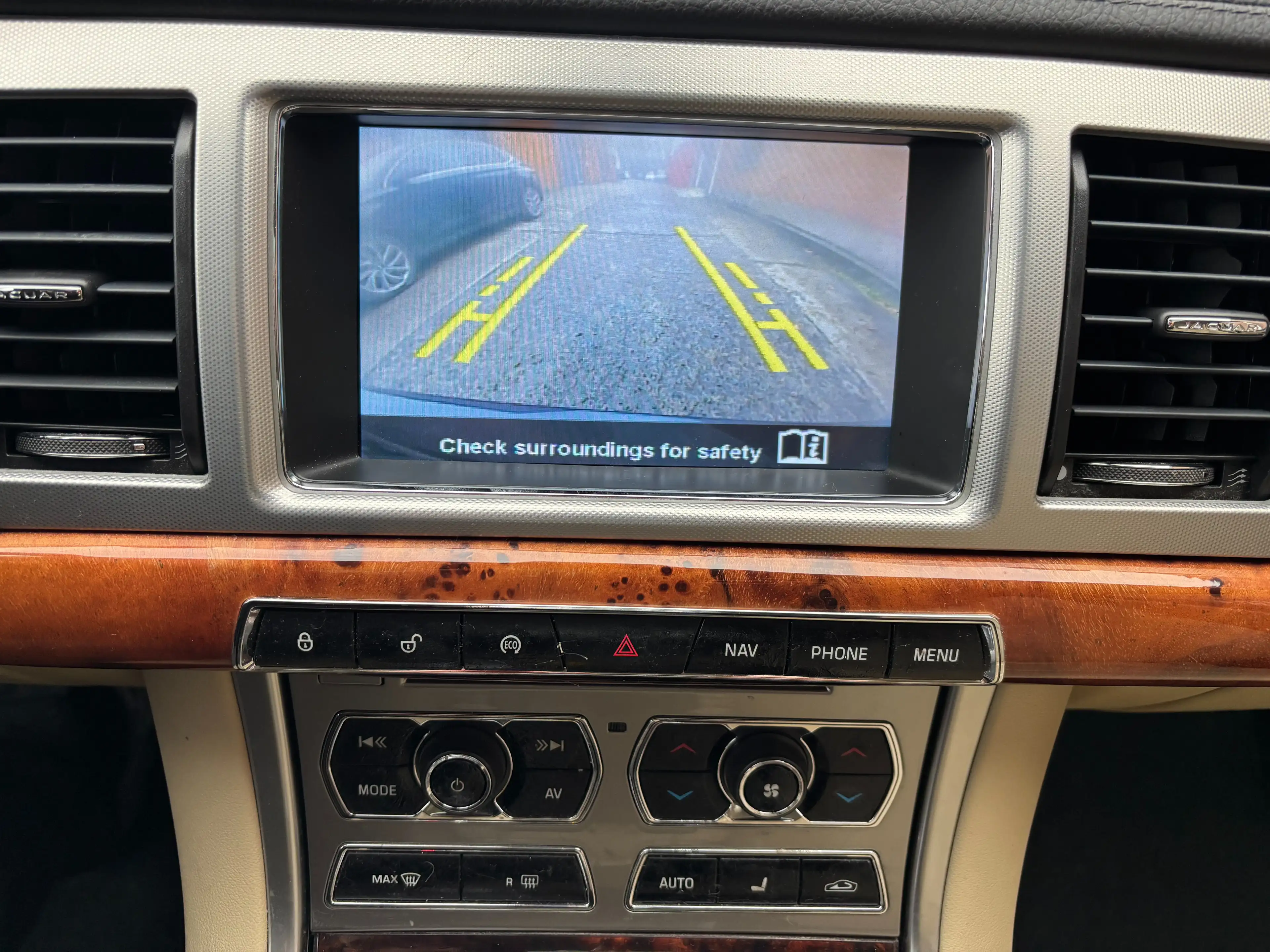 Jaguar XF XF 2.2 D Tech Edition — photo 13