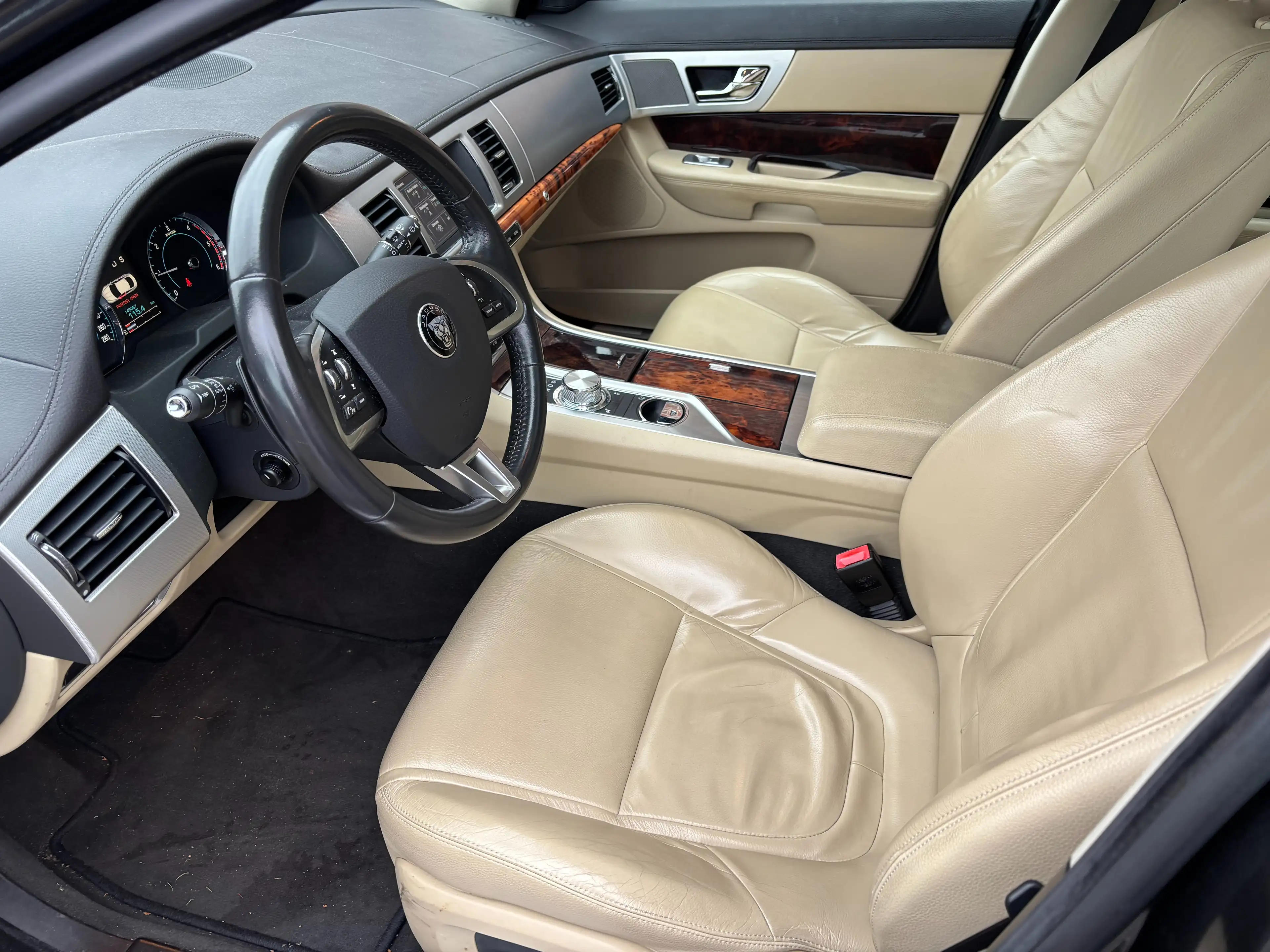 Jaguar XF XF 2.2 D Tech Edition — photo 10