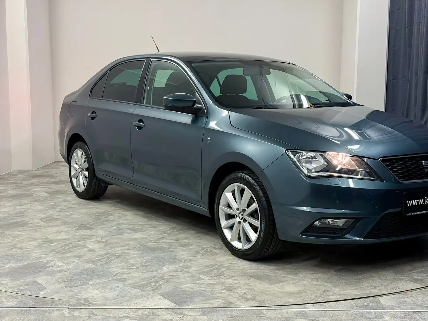 SEAT Toledo 1,2 TSI Reference II 8 Fach Bereift II Grau - 2