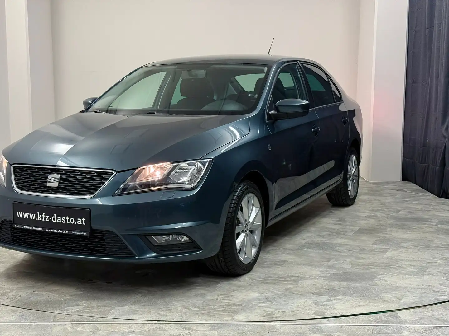SEAT Toledo 1,2 TSI Reference II 8 Fach Bereift II Szürke - 1