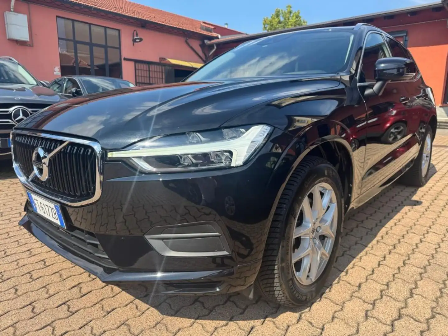 Volvo XC60 D4 AWD Geartronic Business Schwarz - 1