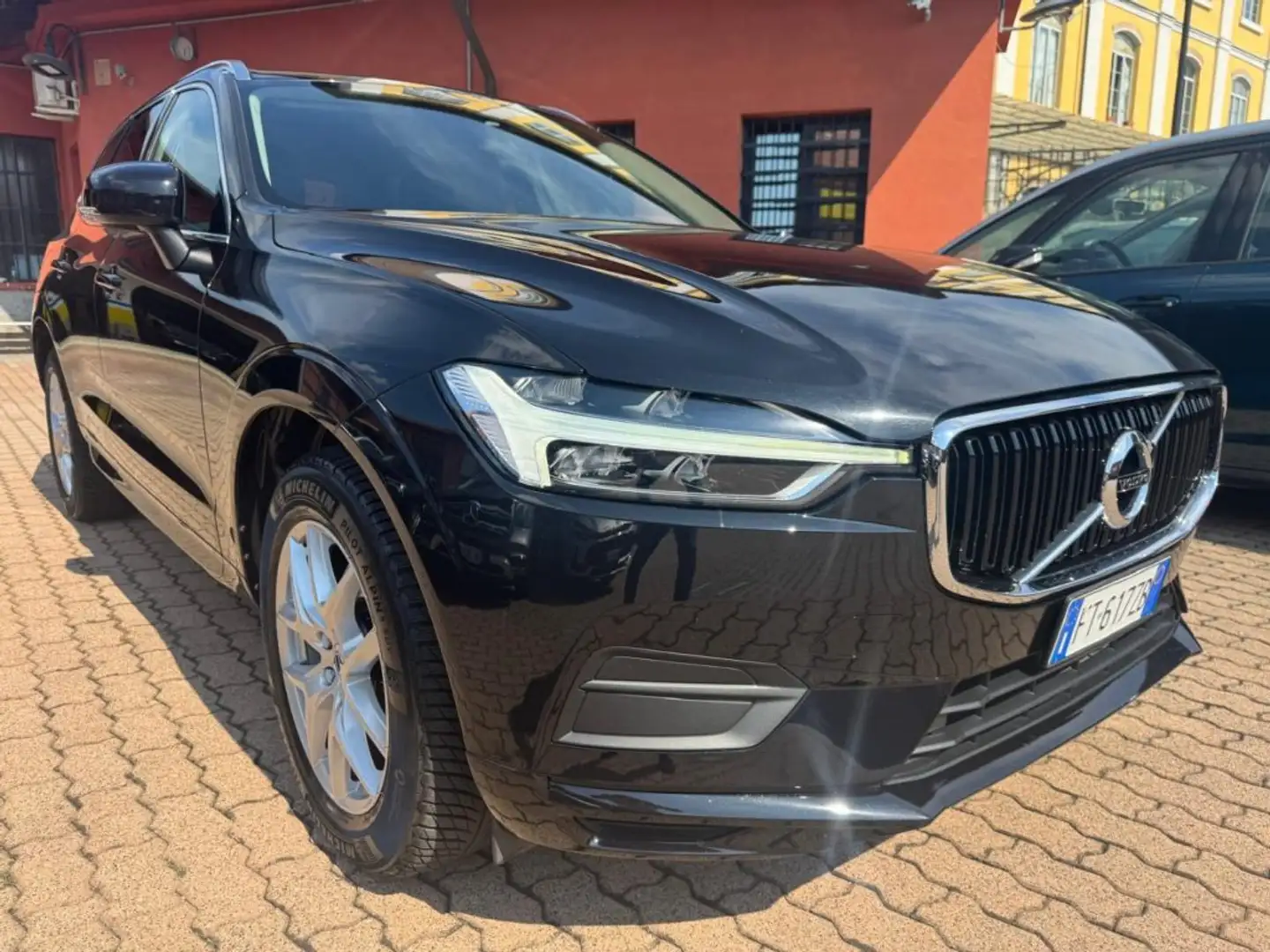 Volvo XC60 D4 AWD Geartronic Business Schwarz - 2