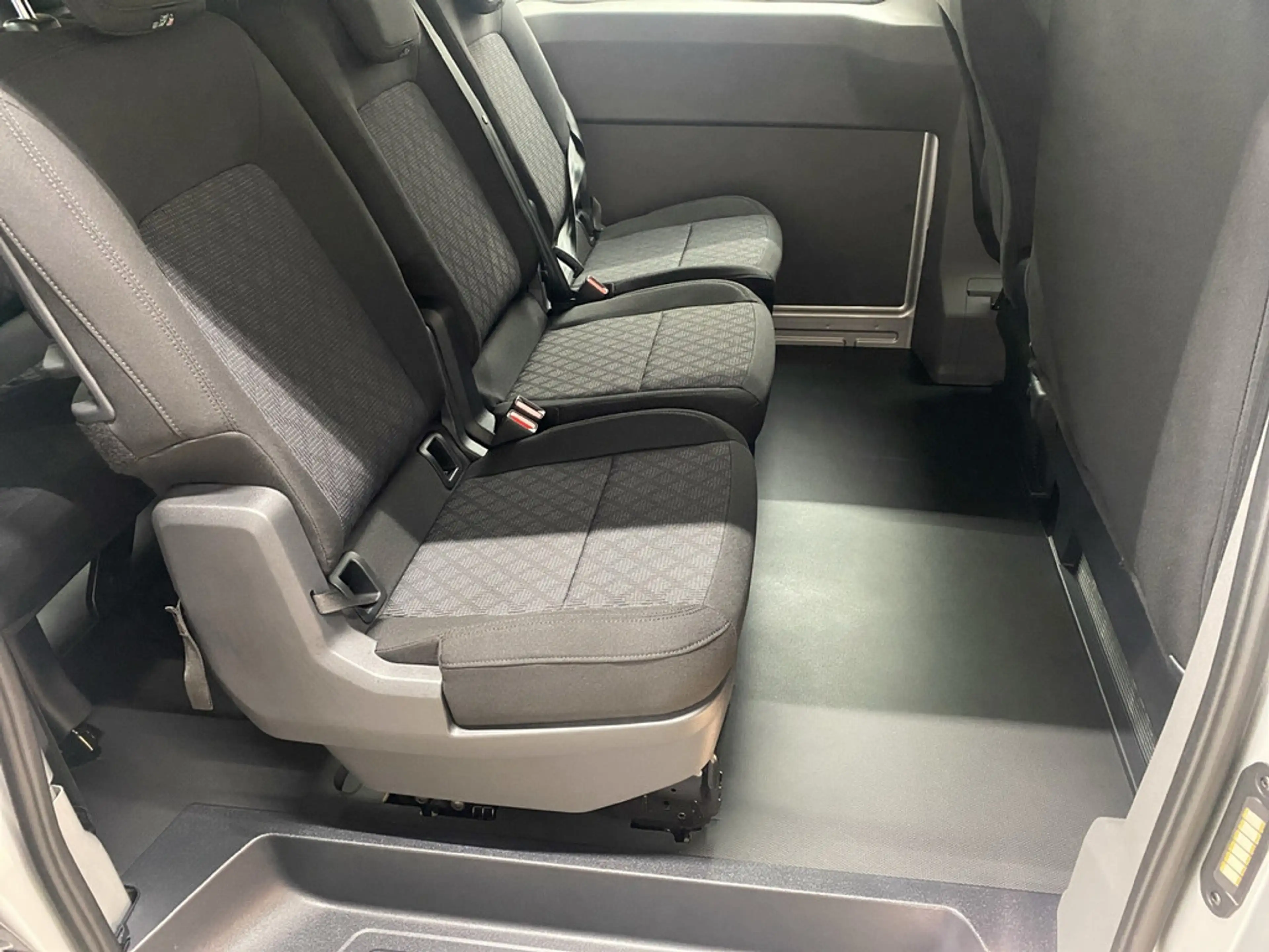 Volkswagen T7 Kombi 2.0 l TDI DSG langer Radstand AHK+Keyless+LED — photo 12
