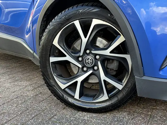 Toyota C-HR view 17