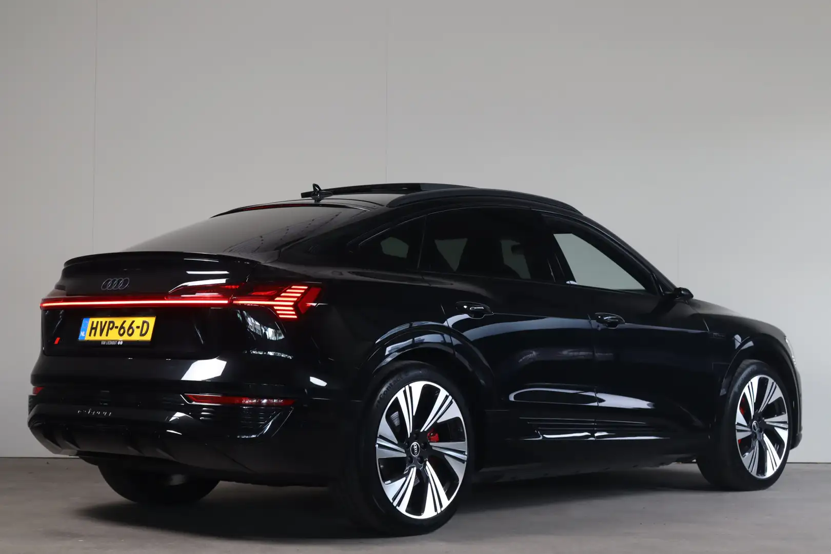 Audi Q8 e-tron Sportback 55 quattro S Edition 115 kWh Pano-Dak I Zwart - 2