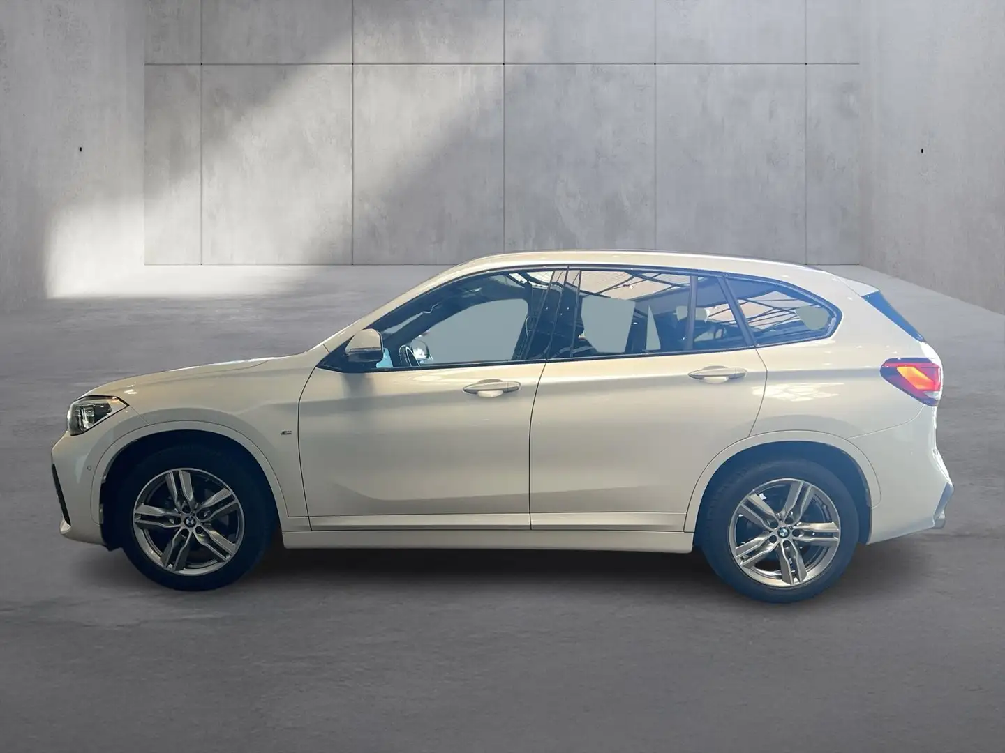 BMW X1 sDrive18i M Sport Aut. Weiß - 2