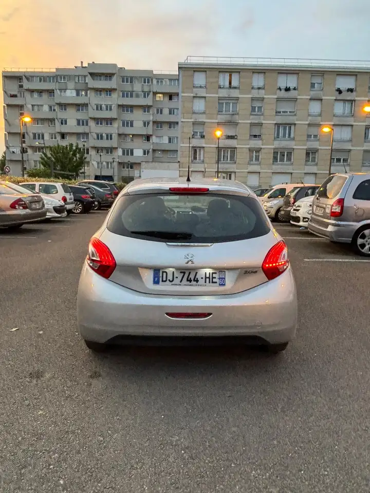 Peugeot 208 208 — photo 2