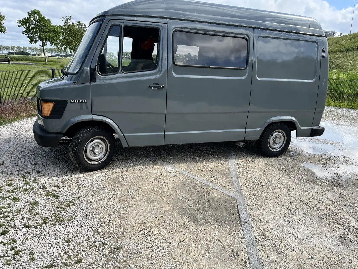 Mercedes-Benz T2 207D Camper Grau - 2