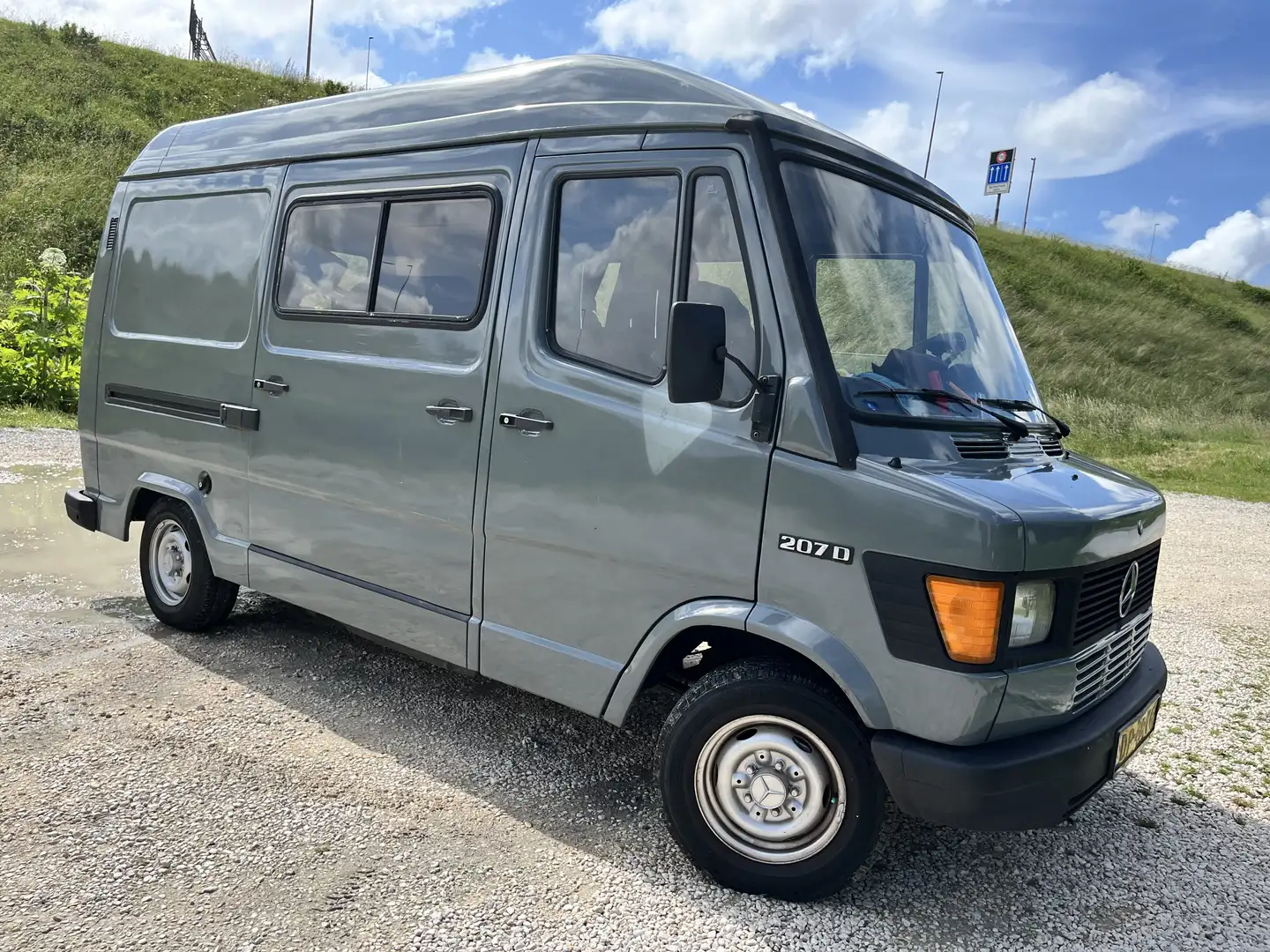 Mercedes-Benz T2 207D Camper Grau - 1